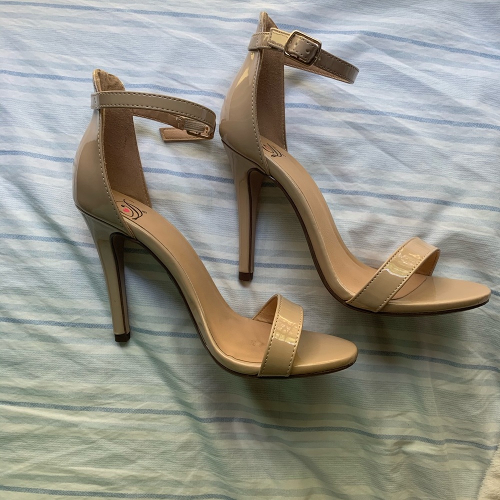 Nude pumps